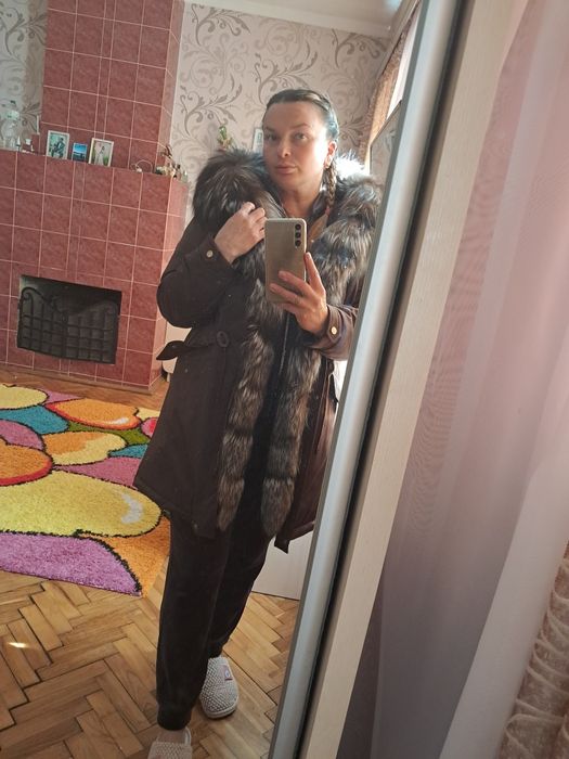 Продам парку с натуральним мехом чернобурки