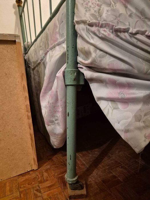 Cama de ferro verde