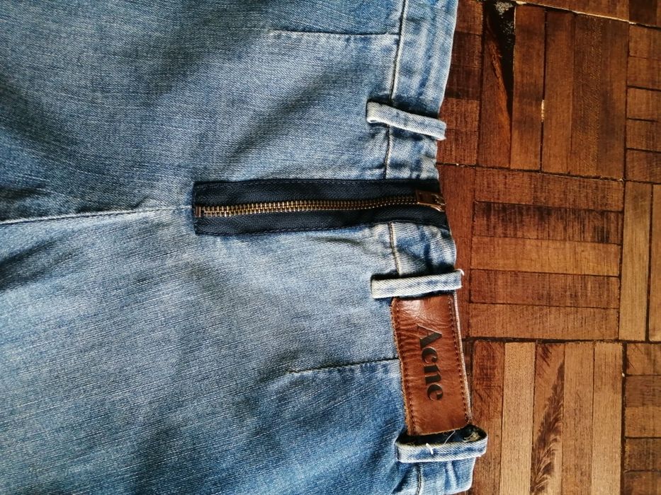 Niebieskie jeansy Acne
