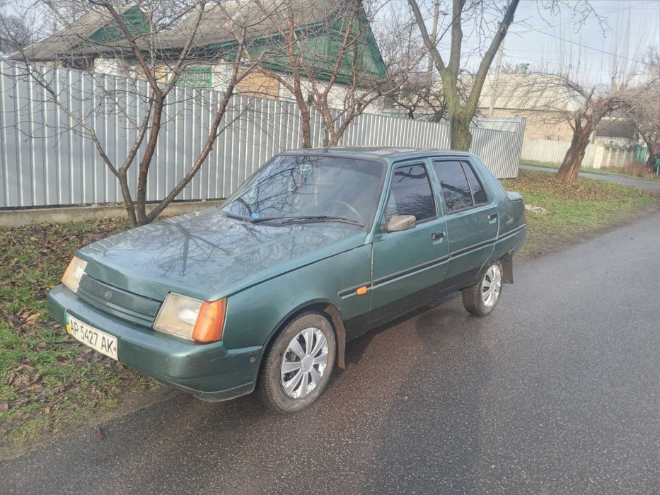 Продам Славуту  в хорошем состоянии. Без Вложении.Сел и катаися Довезет куда угодно. Газ Бензин работает хорошо.Масла фильтра Движок Коробка   Акамулятор  печка  ходовка шруза  тормоза  электрика все в идеале. Фаркоп есть. Иномарочние сидения.Лед фари стоят.Ризина зима. К зиме готова.мелк нюансики по кузов.Музика хорошая дорогая стоит пионер  акустика.Сигнализация  подсветка салона.   Вся промовилена. Не Гнилая.   Родная краска.   По Т.П.