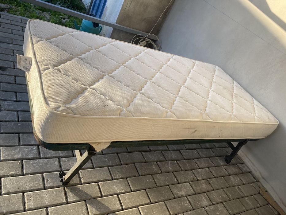 Sumie de solteiro com colchão em bom estado