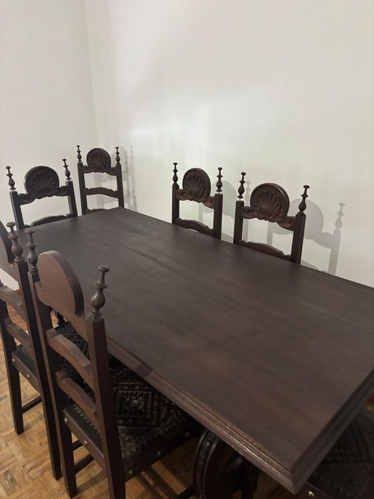 Mesa e cadeiras de madeira genuína em ótimo estado (Preço da Mesa)