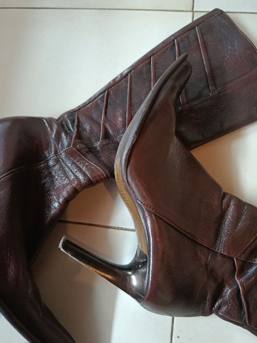 Bota cano alto pele genuína