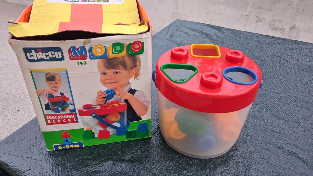 Ginásio  de bebé  e balde  de figuras geométricas