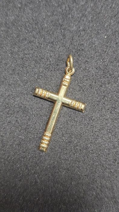 Złoty krzyżyk ze złota