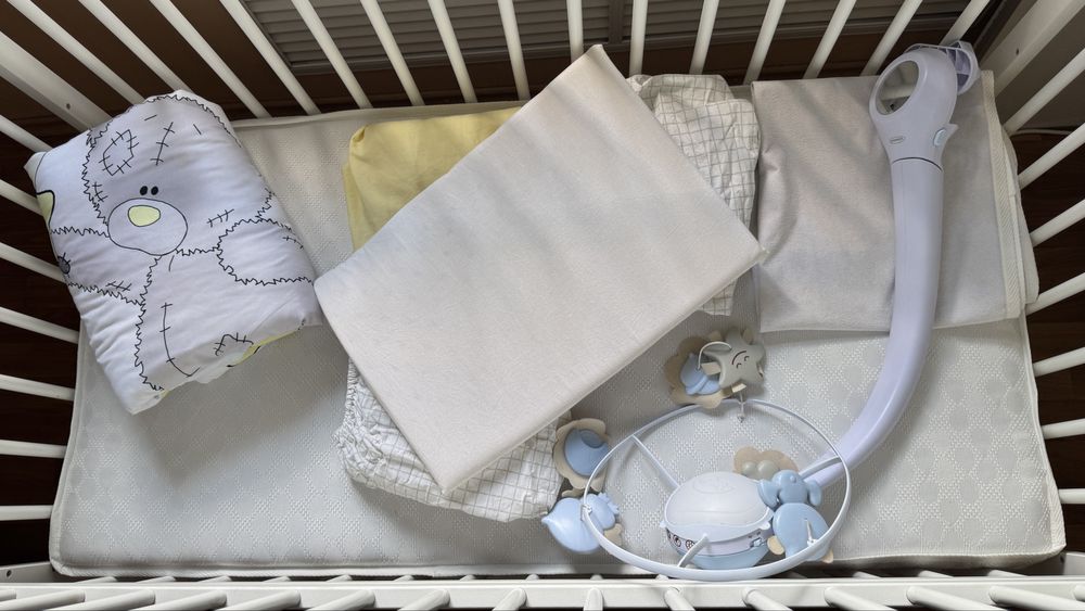 Дитяче ліжечко з маятником, матрас + подарунки