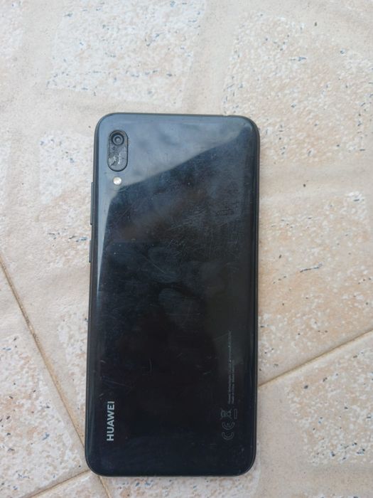 Huawei Y6 (2019), desbloqueado 32 GB preto; ecrã partido, mas funciona; telefone a funcionar; estado do telefone como mostra as fotos.