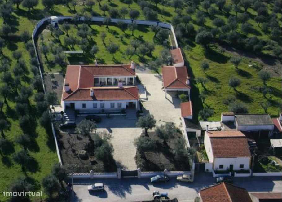 Casa rural com 6 suítes,  situada em Alpalhão