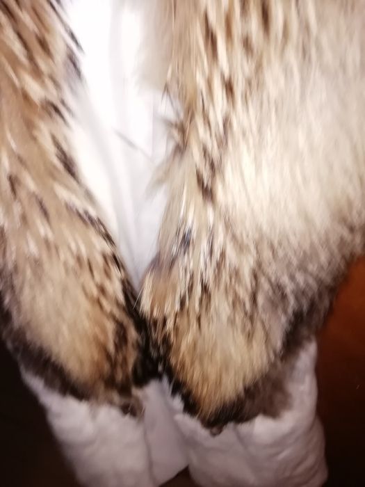 Продам безрукавку женскую с меховым воротником