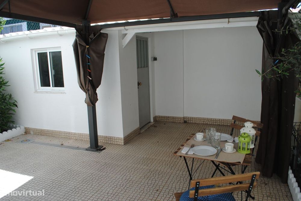 Apartamento T2 com terraço em Linda-a-Velha