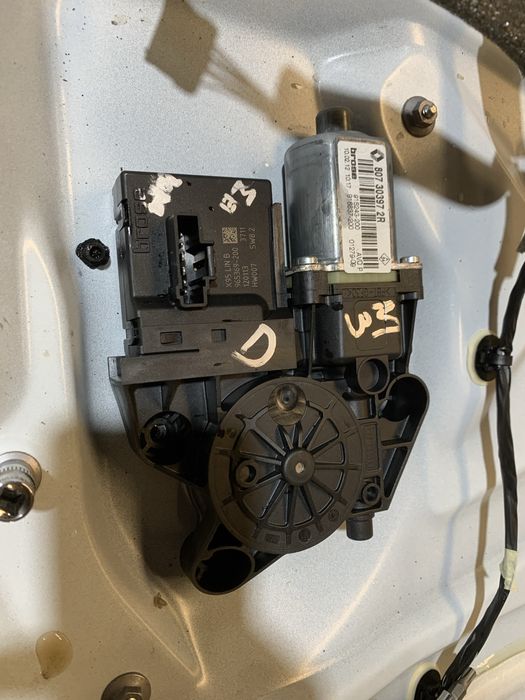 Motor elevador vidro porta direita Renault Megane III COUPE