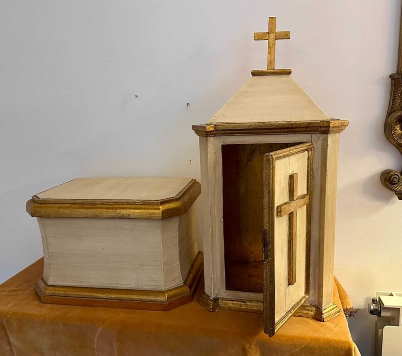Oratório Antigo em Madeira Policromada e Dourada – Séc. XIX