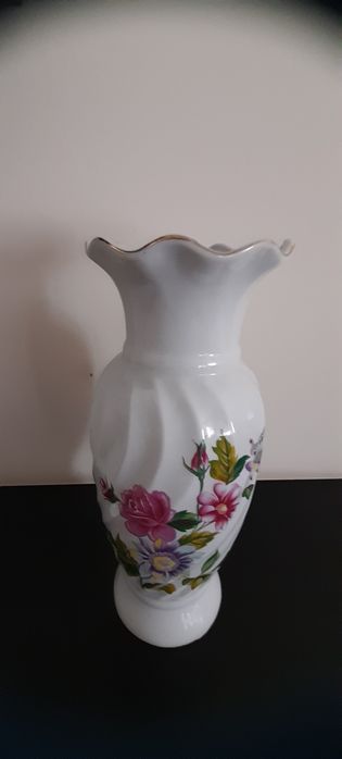 Jarras floridas em porcelana