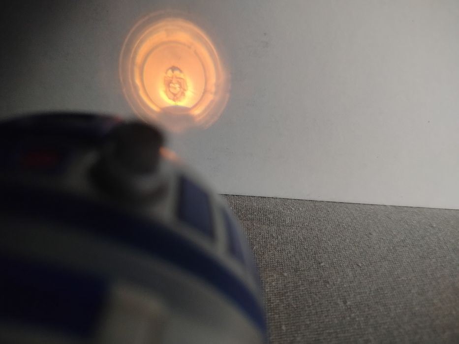R2 D2  budzik z projektorem. Star Wars.