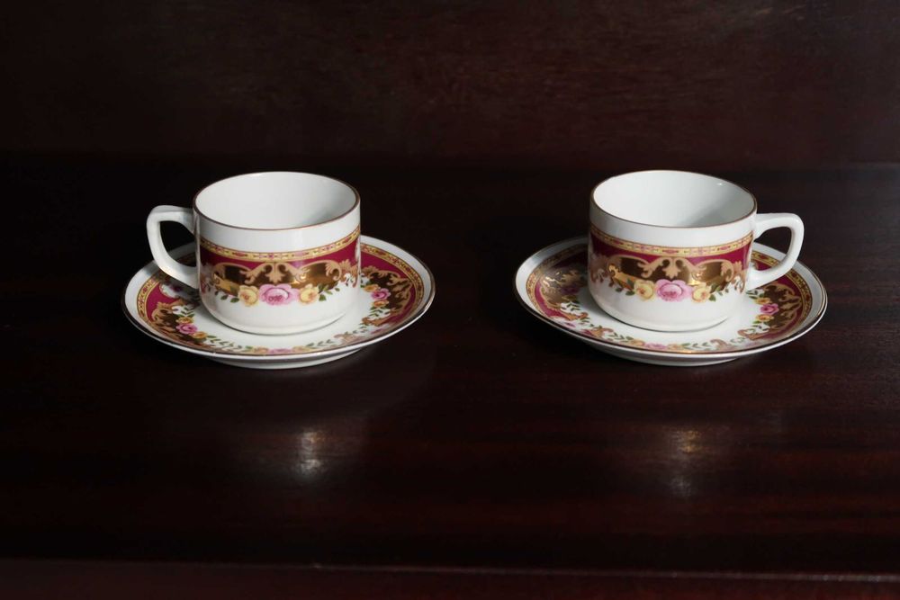 Prato com 2 chávenas de café, leiteira e açucareiro