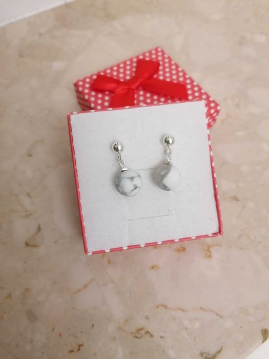 Srebrne kolczyki kulki z howlitem