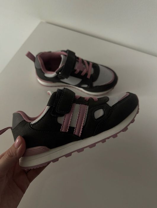 Нові кросівки 31р