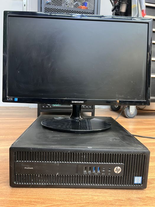 Desktop completo com monitor