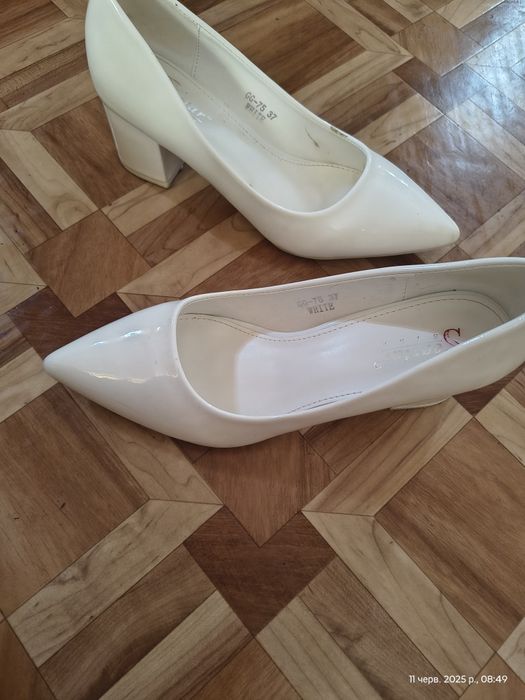 Продам білі туфлі 37 розмір.