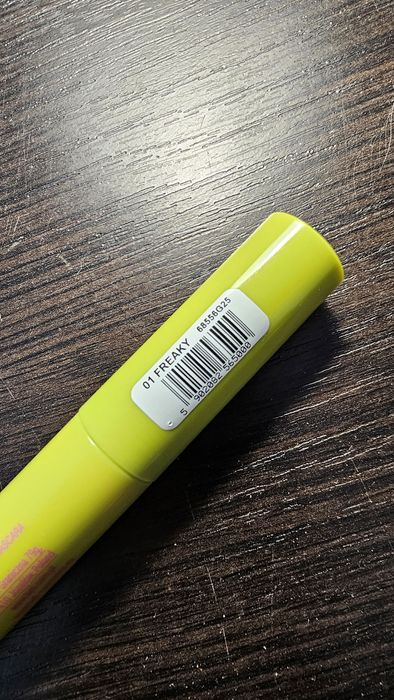 Bell, Red Lipstick, Unreal Color Mascara, Freaky. Różowy tusz do rzęs.