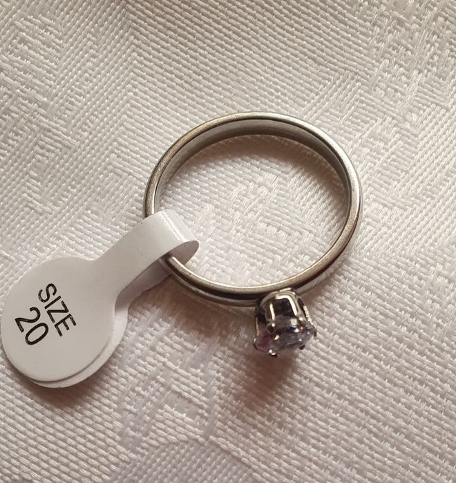 Piękny pierścionek w kolorze srebra z centralnym oczkiem, 20mm