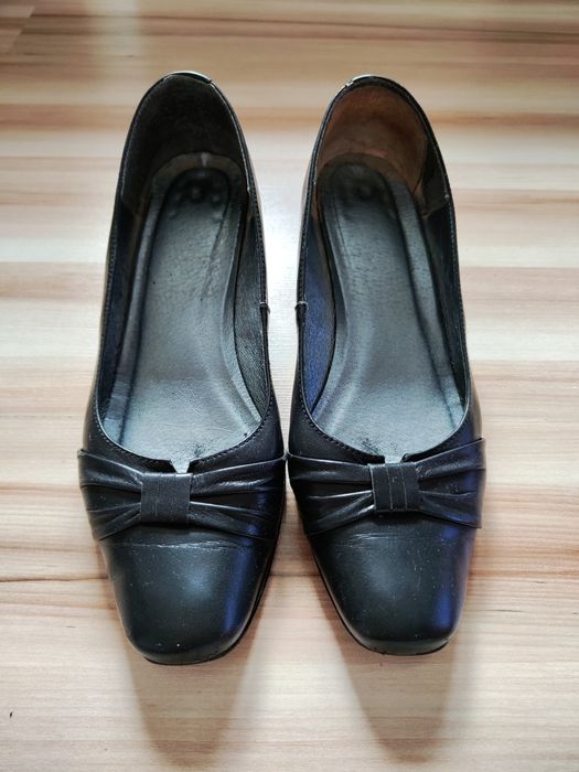 Czarne buty na niskim obcasie