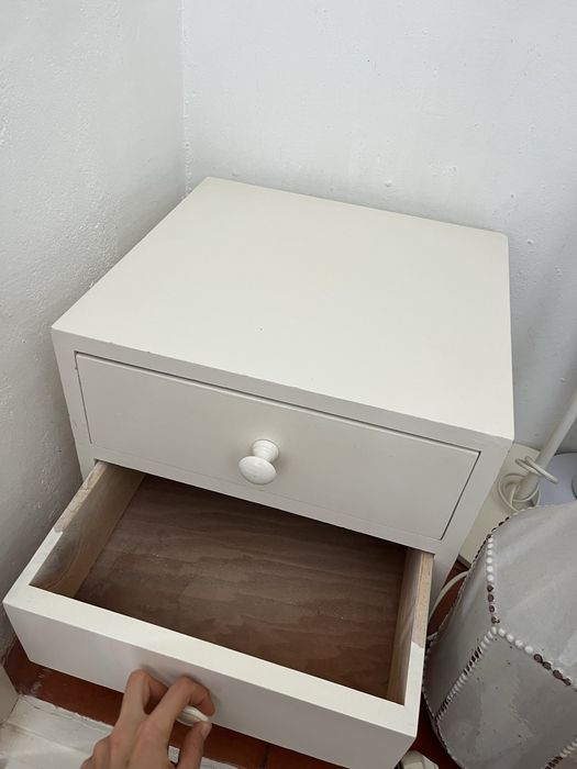 Mesinha de cabeceira/módulo cúbico branco 40x40 com 2 gavetas – compacto e prático