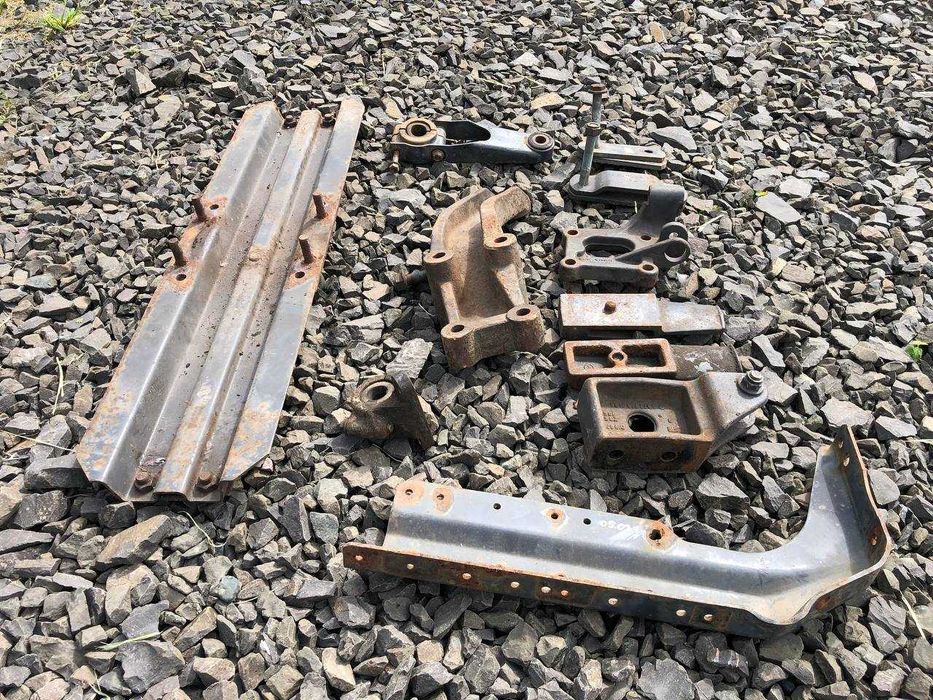 Кронштейни, кріплення та комплектуючі до Mercedes Atego 815–1528