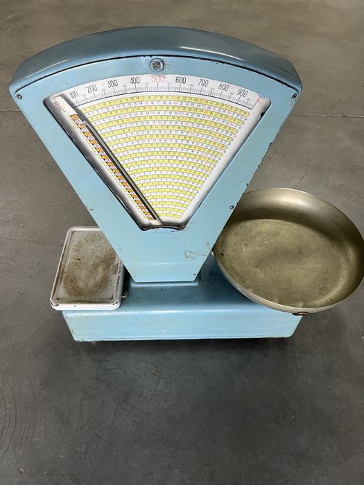 Balança antiga a funcionar