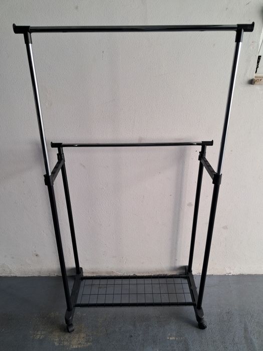 Cabide extensível com rodas