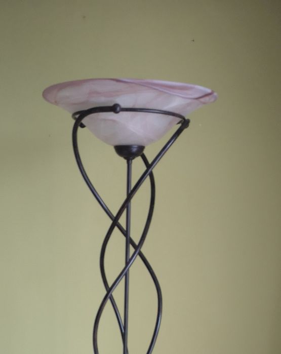 Stylowa lampa stojąca