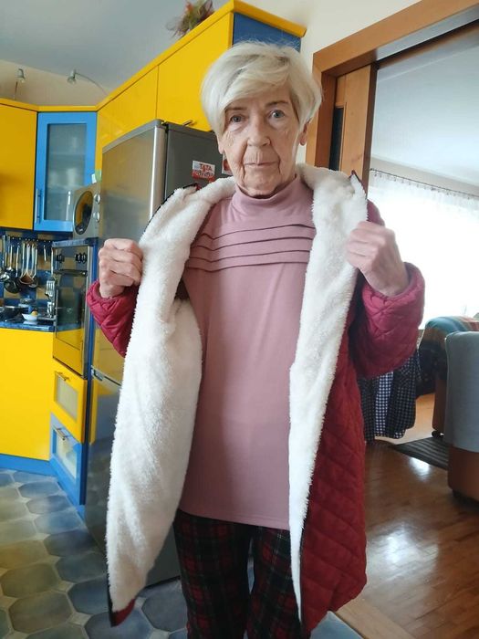 Bordowy płaszcz z diamentowym pikowaniem i kapturem.