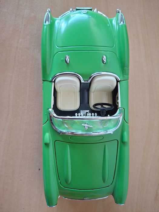 Chevrolet Corvette (1957) da Bburago na escala 1:24