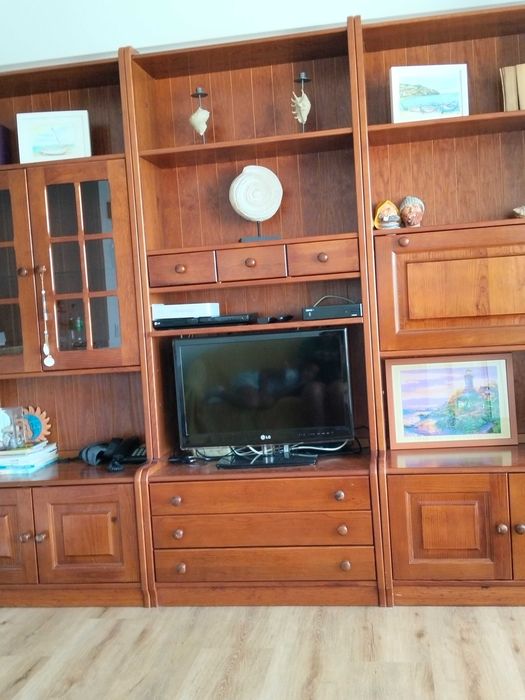 Móvel sala de parede clássica/rústica com acabamento envernizado.É um móvel modular composto por colunas verticais 3 blocos
