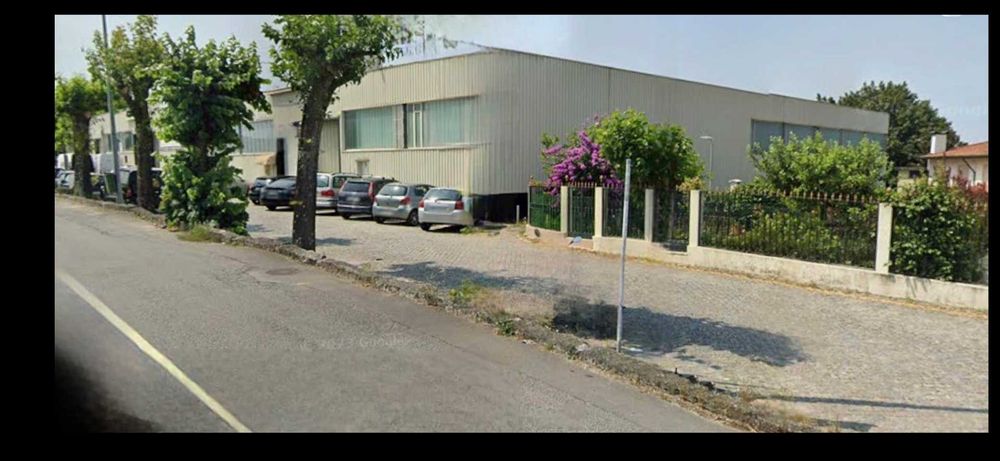 Armazém para arrendar em Guimarães de 3 frentes com cerca 800m² e com muita Luz natural