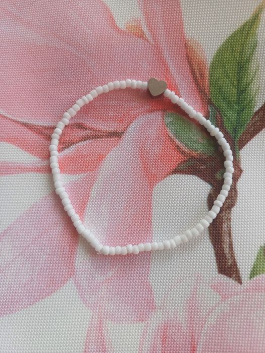 Biała bransoletka z koralików ze srebrnym serduszkiem