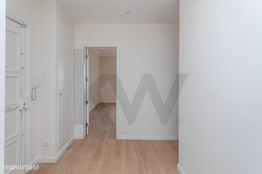 T2 renovado com varanda na Estrela | 2.300€/mês