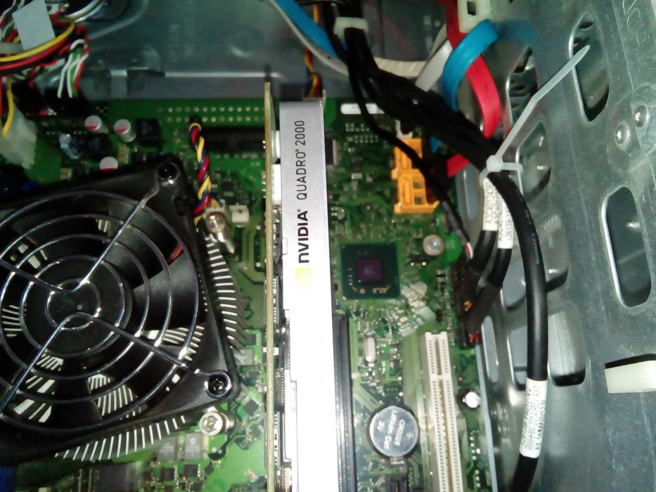 Komputer stacjonarny Fujitsu Esprimo P 700 z monitorem DELL 2210