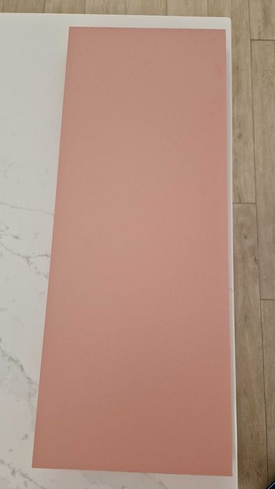 Prateleira decorativa em cor-de-rosa, ideal para colocar molduras, objetos decorativos e outros acessórios