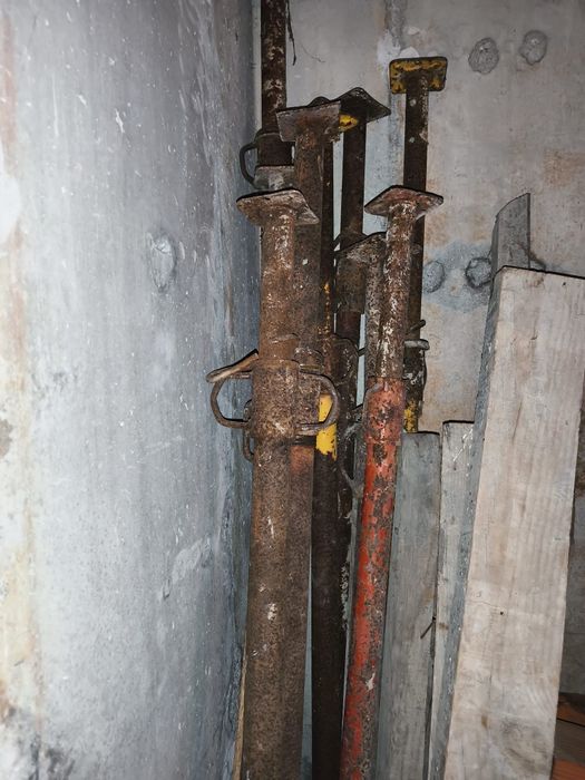 Lote de ferramentas e materiais de construção