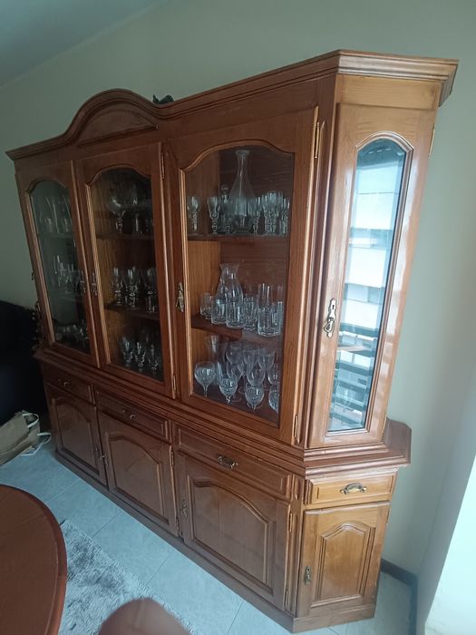 Mobília de Sala em Madeira: Armario + Mesa e 5 cadeiras