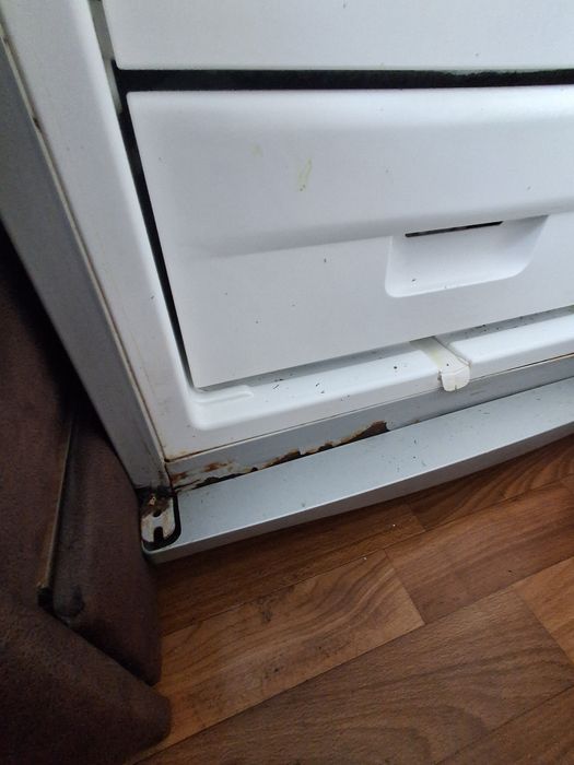 Продам холодильник б/у самовивіз Сихів  перший поверх.