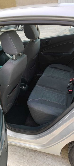 Ford Fiesta cinzento  a diesel de 2009 de propriedade  particular.
