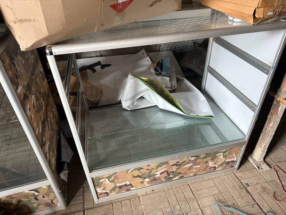 Стеклянные столы для магазина