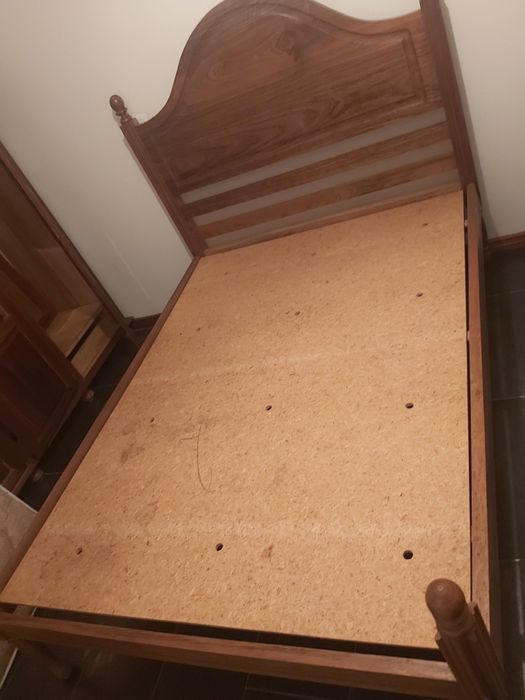 Cama antiga de madeira