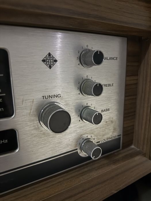 Móvel vintage Telefunken com rádio e gira-discos