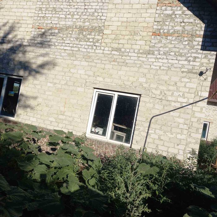 Здам в довгострокову оренду будинок. Потребує внутрішнього ремонту.