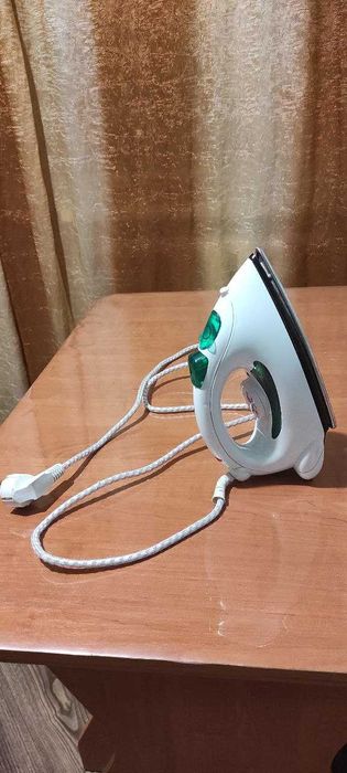 Продаю утюг  FIRST