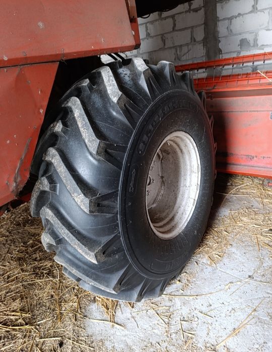 Kombajn zbożowy Bizon Z056