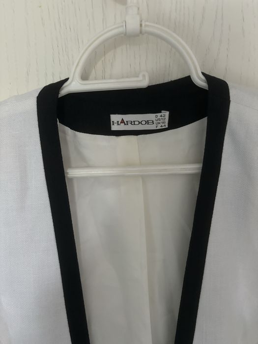 Biala marynarka narzutka w stylu chanel